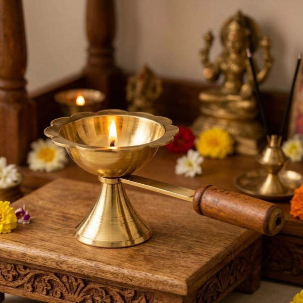 Brass Dhoona Aarti With Wooden Handle No. 3